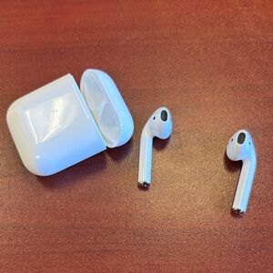 Apple 2nd Gen Airpods with Case